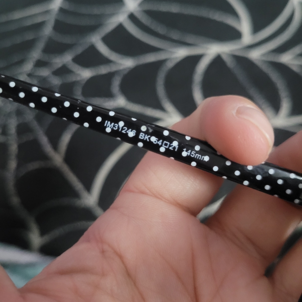 Elegant Black Sunglasses - Picture 2 of 5